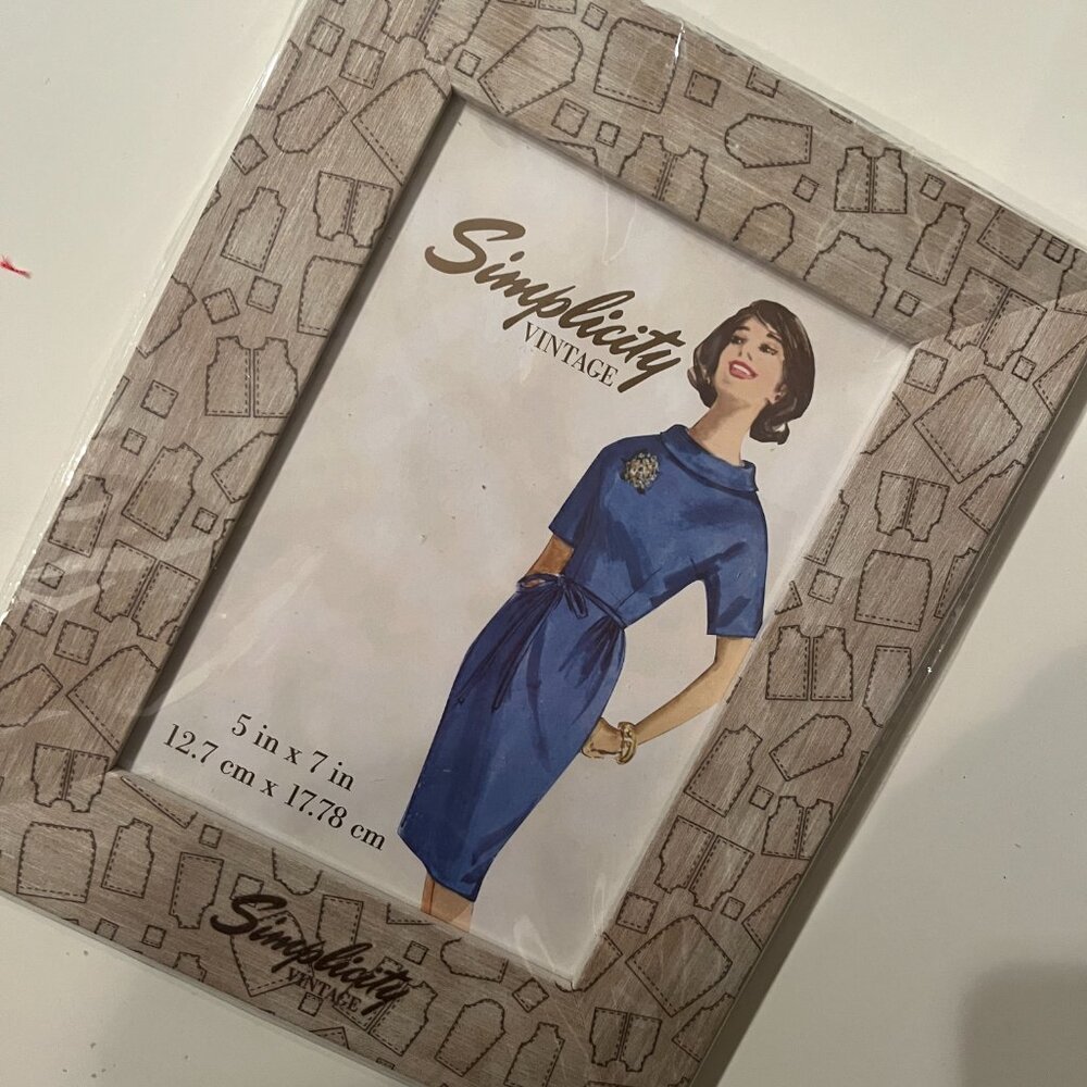 Simplicity‎ Vintage Wooden 5X7 Picture Frame (new in plastic packaging)